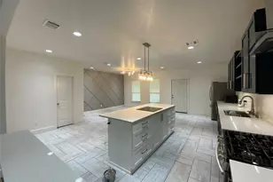 134 W Cober Dr, Grand Prairie, TX 75051 - Photo 3