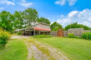 330 Young St, Blossom, TX 75416 - Photo 3