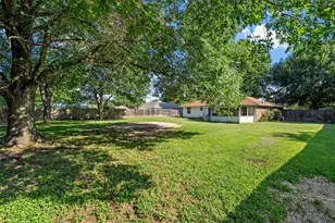 305 Elmwood Dr, Woodway, TX 76712 - Photo 13