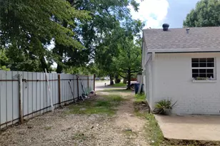 704 Manhattan Dr, Dallas, TX 75217 - Photo 23