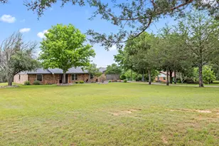 410 De La Cruz St, Weatherford, TX 76085 - Photo 3