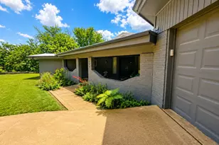 705 10th St, Mineral Wells, TX 76067 - Photo 1