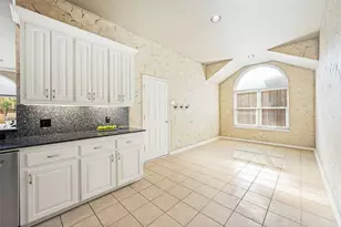 2119 Shumard Oak Ln, Irving, TX 75063 - Photo 9