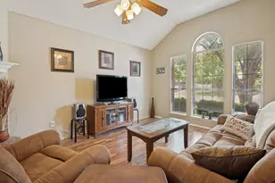 629 Forest Oaks Dr, Grand Prairie, TX 75052 - Photo 7