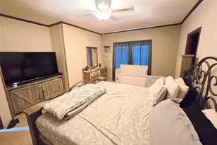 817 N Park Ave, Karnes City, TX 78118 - Photo 11