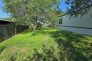 817 N Park Ave, Karnes City, TX 78118 - Photo 3