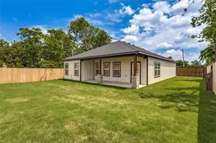 901 E Devitt St, Fort Worth, TX 76110 - Photo 25