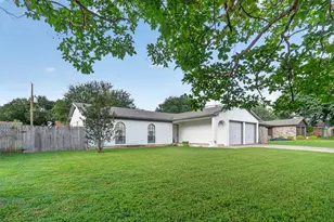 1212 Manning St, Benbrook, TX 76126 - Photo 3