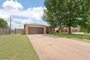 1611 Berry Dr, Cleburne, TX 76033 - Photo 5