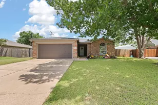 1611 Berry Dr, Cleburne, TX 76033 - Photo 3