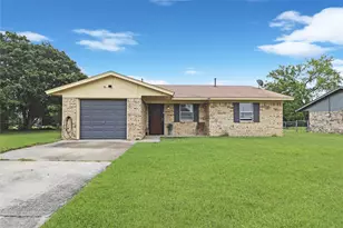 1914 Floral Dr, Gainesville, TX 76240 - Photo 1