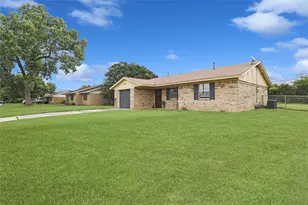 1914 Floral Dr, Gainesville, TX 76240 - Photo 3