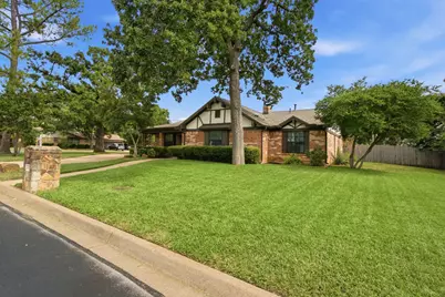 521 W Louella Drive, Hurst, TX 76054 - Photo 3