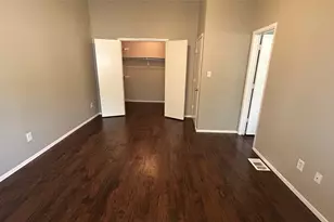 557 Hunters Glen St, Lewisville, TX 75067 - Photo 3