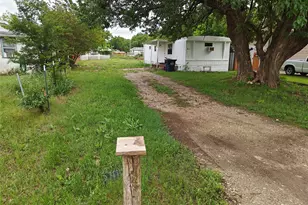 411 E Locust St, Whitewright, TX 75491 - Photo 1