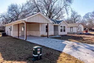 806 E 12th St, Bonham, TX 75418 - Photo 1