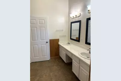 306 Cimarron Trail, Irving, TX 75063 - Photo 15