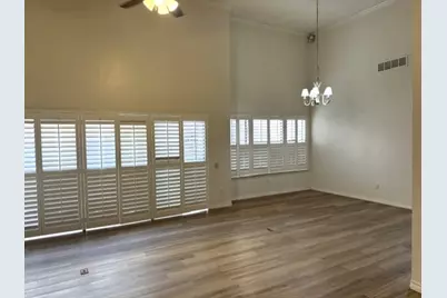 306 Cimarron Trail, Irving, TX 75063 - Photo 5