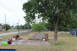 230 N Elm Ave, Munday, TX 76371 - Photo 9