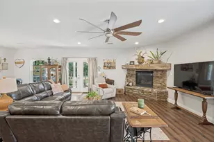 105 W Adkins St, Seagoville, TX 75159 - Photo 5