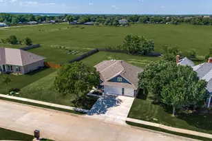 524 E Carol St, Pilot Point, TX 76258 - Photo 27