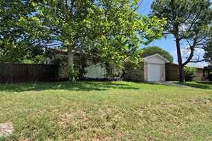 825 Springhill Dr, Burleson, TX 76028 - Photo 3