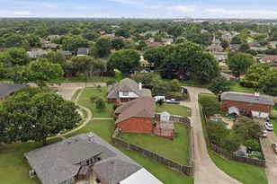 605 Buttercup Cir, Garland, TX 75040 - Photo 3
