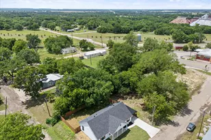 108 S Manson St, Wolfe City, TX 75496 - Photo 3