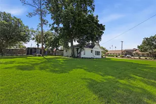 218 W Worth St, Grapevine, TX 76051 - Photo 9
