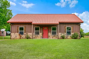 285 5th St NE, Bogata, TX 75417 - Photo 1