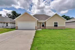 636 Crockett Dr, Cleburne, TX 76031 - Photo 3