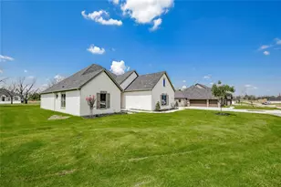 2719 Village Rd, Granbury, TX 76049 - Photo 3