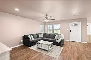 300 Lipscomb St, Cleburne, TX 76031 - Photo 5