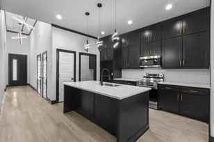613 N Dwight Ave, Dallas, TX 75211 - Photo 3