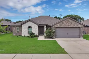 1338 Winding Hollow Dr, Grand Prairie, TX 75052 - Photo 1