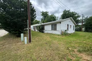 1429 Remington St, Graham, TX 76450 - Photo 3