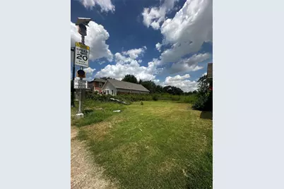 915 E Hattie Street, Fort Worth, TX 76104 - Photo 1