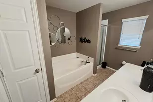 610 Juniper Dr, Arlington, TX 76018 - Photo 9