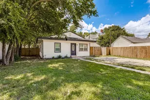 504 Davis St, Gainesville, TX 76240 - Photo 3