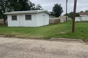 1140 W Forest St, Munday, TX 76371 - Photo 5