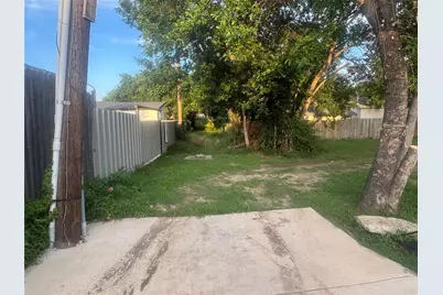 827 E Powell Avenue, Fort Worth, TX 76104 - Photo 3