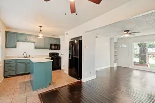 913 W Inwood Dr, Arlington, TX 76013 - Photo 9