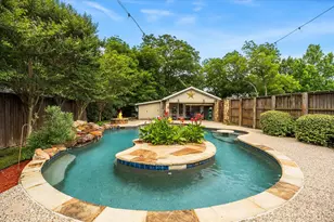 110 W Crockett St, Wolfe City, TX 75496 - Photo 27