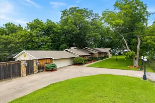 110 W Crockett St, Wolfe City, TX 75496 - Photo 3