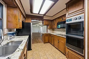 110 W Crockett St, Wolfe City, TX 75496 - Photo 9