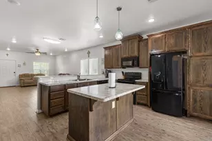 300 N Bermuda St, Lacy Lakeview, TX 76705 - Photo 9
