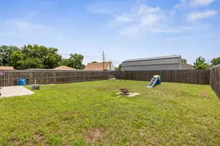 300 N Bermuda St, Lacy Lakeview, TX 76705 - Photo 27