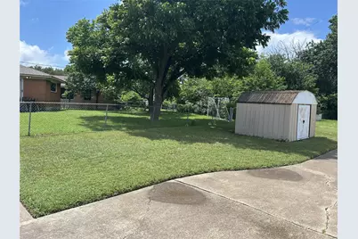 105 Lindenwood Drive, Lancaster, TX 75134 - Photo 11