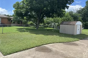 105 Lindenwood Dr, Lancaster, TX 75134 - Photo 11