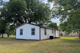 628 W 3rd St, Burkburnett, TX 76354 - Photo 3